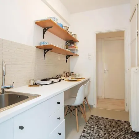 Minimal House With Yard, Metro&downtown Apartment