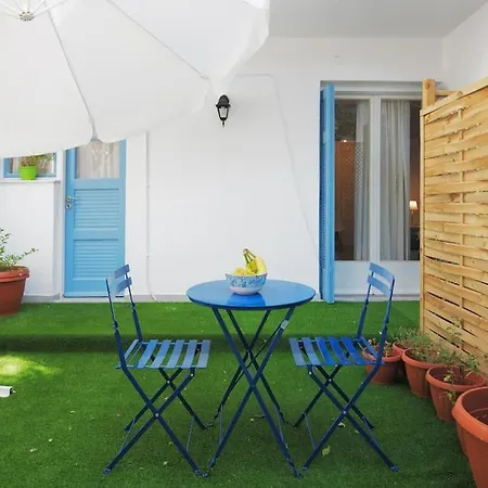 Minimal House With Yard, Metro&downtown Apartment