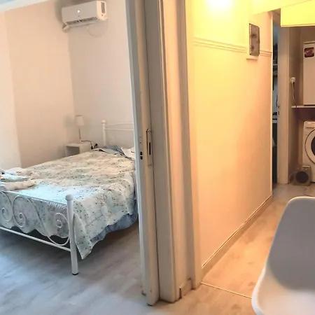 Apartment Minimal House With Yard, Metro&downtown