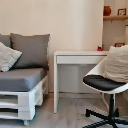Minimal House With Yard, Metro&downtown Apartment *